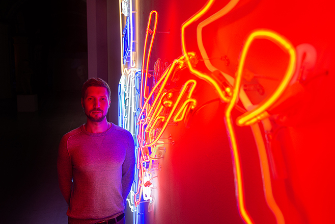 Степан Рябченко біля своєї неонової інсталяції в Мистецькому Арсеналі / Фото: Максим Білоусов