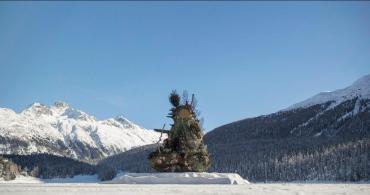Деміен Херст встановив гігантську скульптуру посеред замерзлого озера