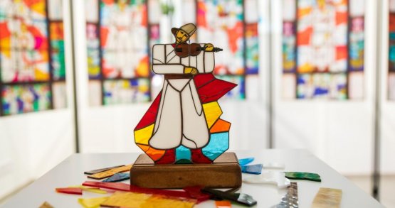 «Be Careful, Fragile»: An exhibition of destroyed stained glass windows from Mariupol opened in Lviv