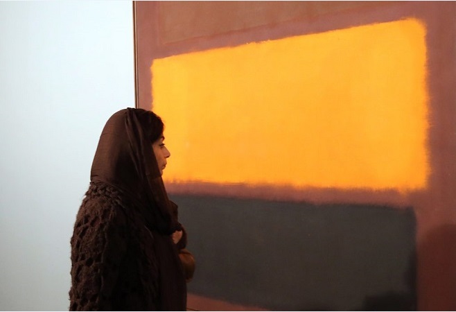 Іранська жінка проходить повз картини американського художника Марка Ротко під час церемонії відкриття виставки сучасного мистецтва в музеї Тегерана сучасного мистецтва (TMOCA) 20 листопада 2015. Фото: АТТА KENARE / AFP / Getty Images