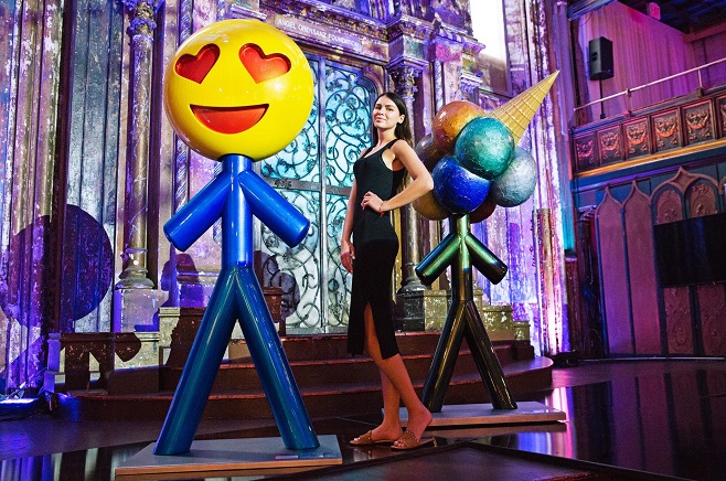 Lina Condes біля своїх скульптур під час Fashion Week у Нью-Йорку
