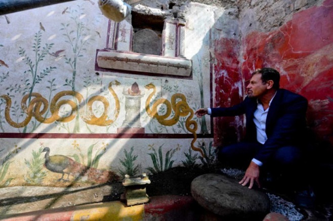 Археолог Массімо Осанна перед знайденими фресками ларарія в Помпеях / Фото: pompeiisites.org