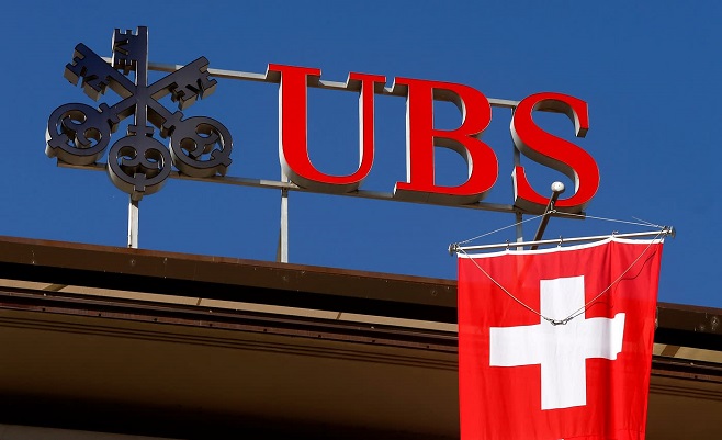 Національний прапор Швейцарії майорить під логотипом швейцарського банку UBS в Цюріху / Фото: Reuters