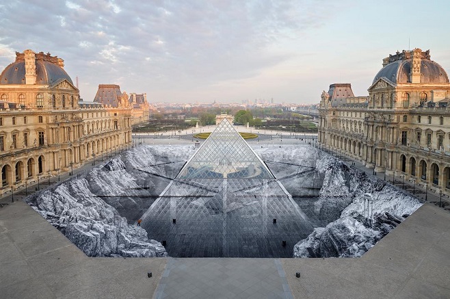 Робота французького художника JR "Таємниця Великої піраміди" / louvre.fr